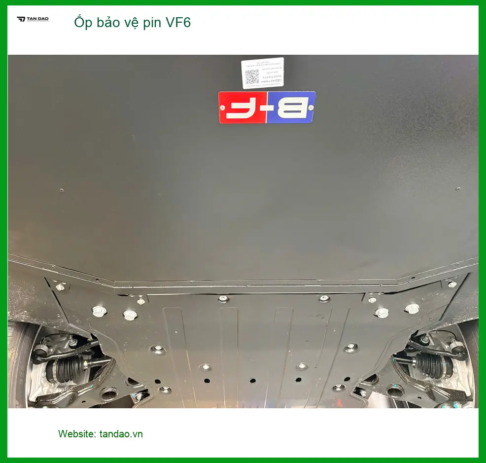 Chị Thảo lắp ốp bảo vệ pin VinFast VF6 tại Quận 6 để tránh va đập ảnh thực tế 4