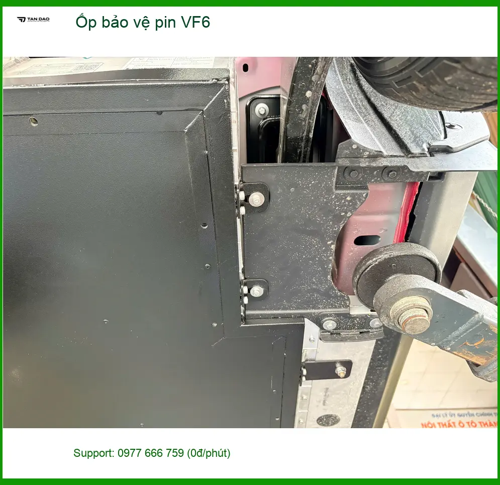 Chị Thảo lắp ốp bảo vệ pin VinFast VF6 tại Quận 6 để tránh va đập ảnh thực tế 5