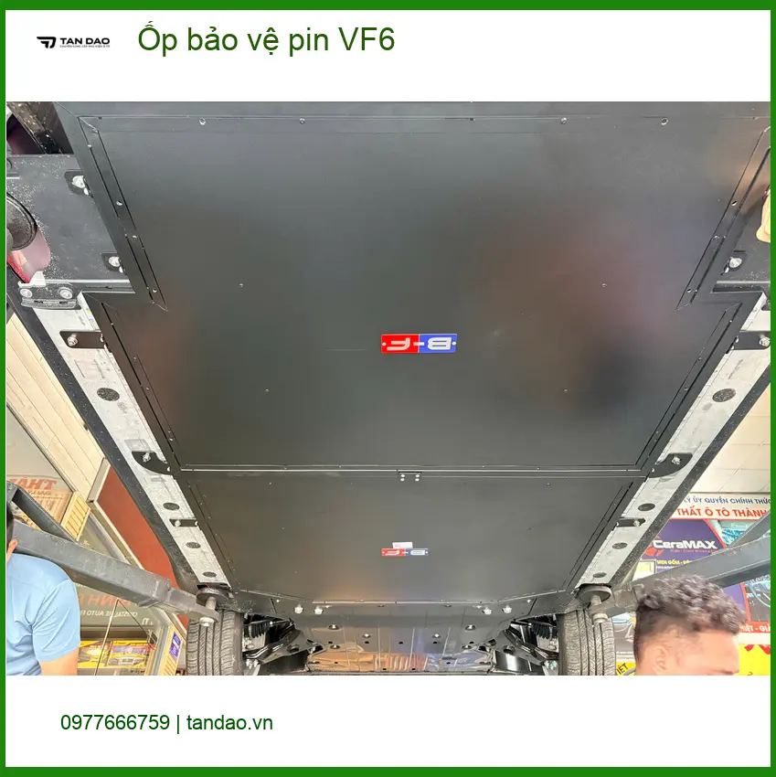 Anh Tấn lắp ốp bảo vệ pin VinFast VF6 tại Quận Tân Phú vì lo lắng va chạm gầm