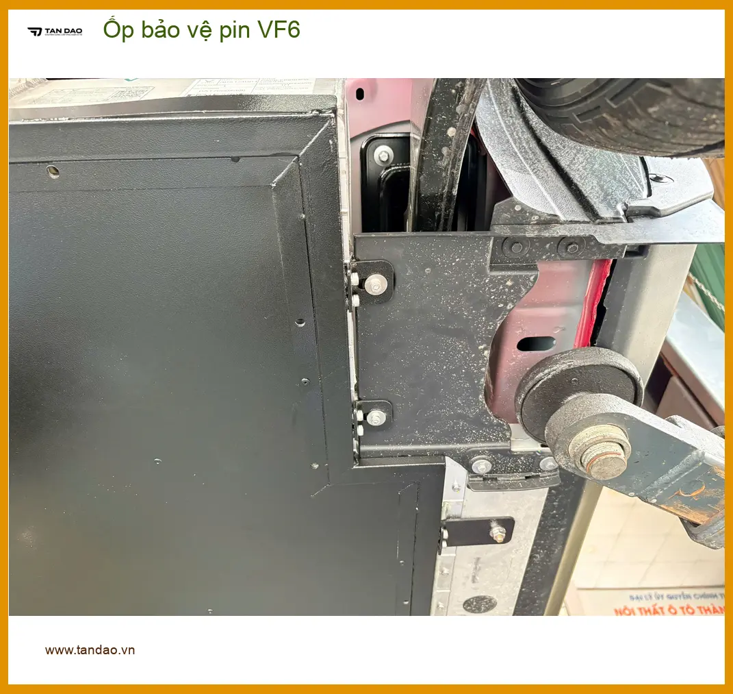 Anh Tấn lắp ốp bảo vệ pin VinFast VF6 tại Quận Tân Phú vì lo lắng va chạm gầm ảnh thực tế 2