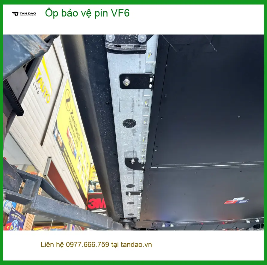 Anh Tấn lắp ốp bảo vệ pin VinFast VF6 tại Quận Tân Phú vì lo lắng va chạm gầm ảnh thực tế 3
