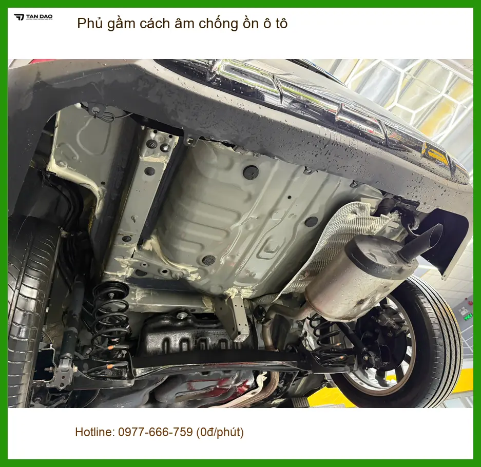 Anh Sỹ phủ gầm cách âm chống ồn Honda CR-V tại Thủ Đức để xe êm ái hơn