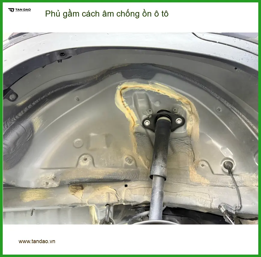 Anh Sỹ phủ gầm cách âm chống ồn Honda CR-V tại Thủ Đức để xe êm ái hơn ảnh thực tế 2