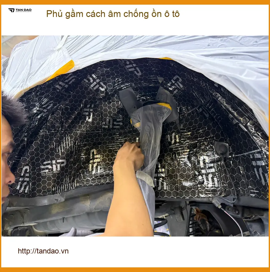 Anh Sỹ phủ gầm cách âm chống ồn Honda CR-V tại Thủ Đức để xe êm ái hơn ảnh thực tế 3