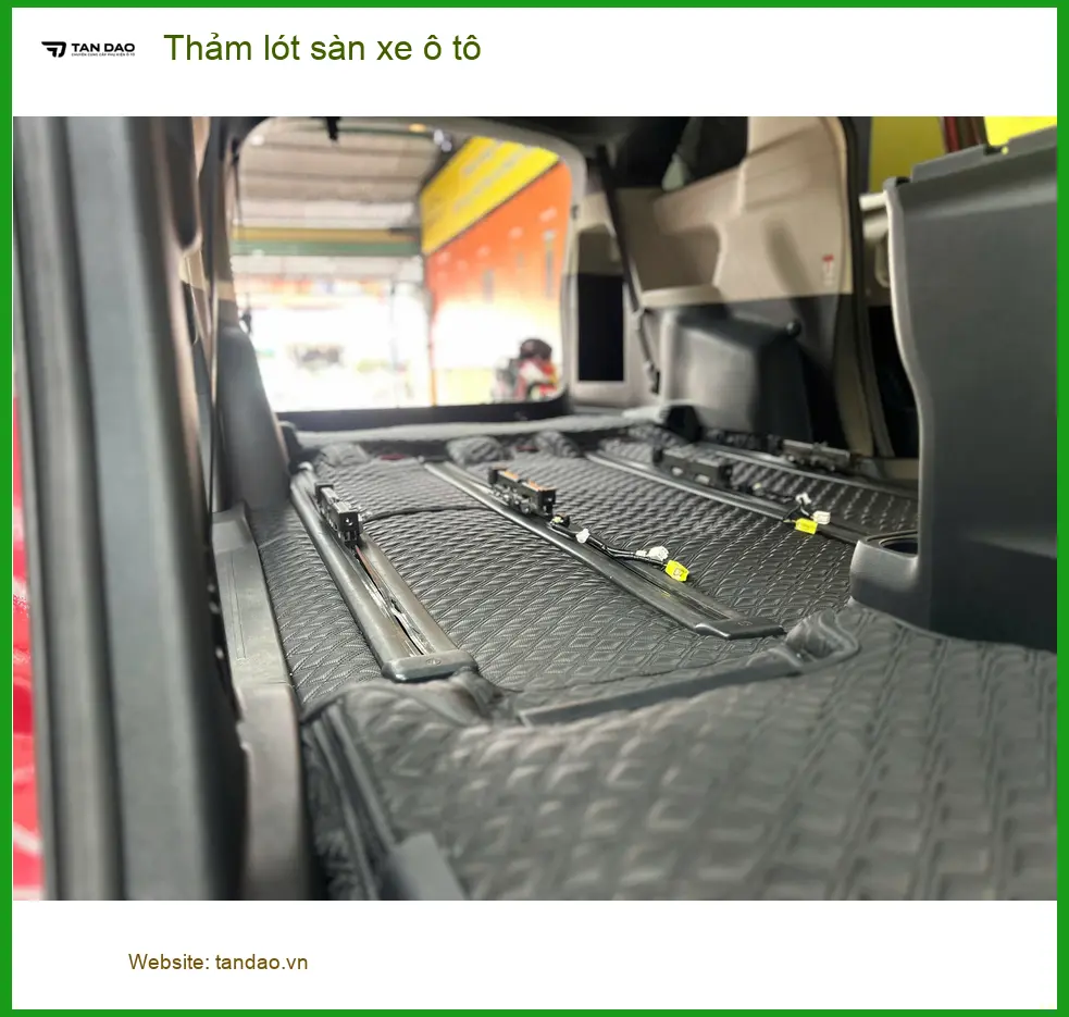 Chị Thư thay thảm lót sàn xe ô tô cho Hyundai Creta tại Quận 2 vì thảm cũ thấm nước gây mùi ảnh thực tế 2