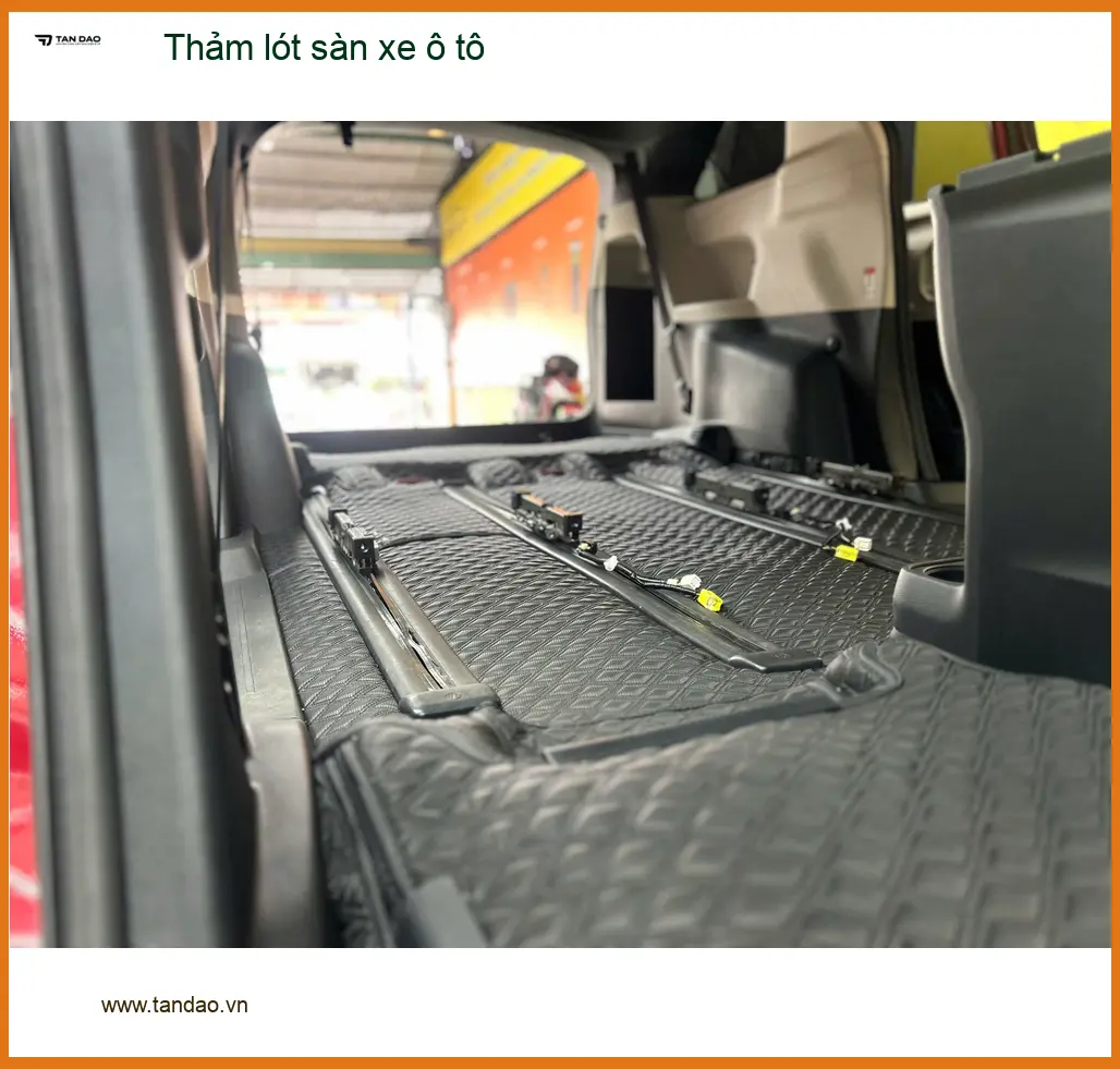 Anh Tùng thay thảm lót sàn xe ô tô Hyundai Creta tại Quận Thủ Đức vì thảm cũ đã hỏng ảnh thực tế 3