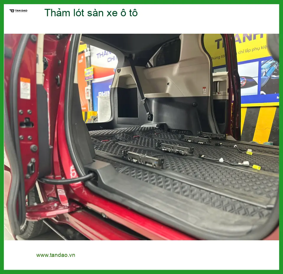 Anh Tùng thay thảm lót sàn xe ô tô Hyundai Creta tại Quận Thủ Đức vì thảm cũ đã hỏng ảnh thực tế 4