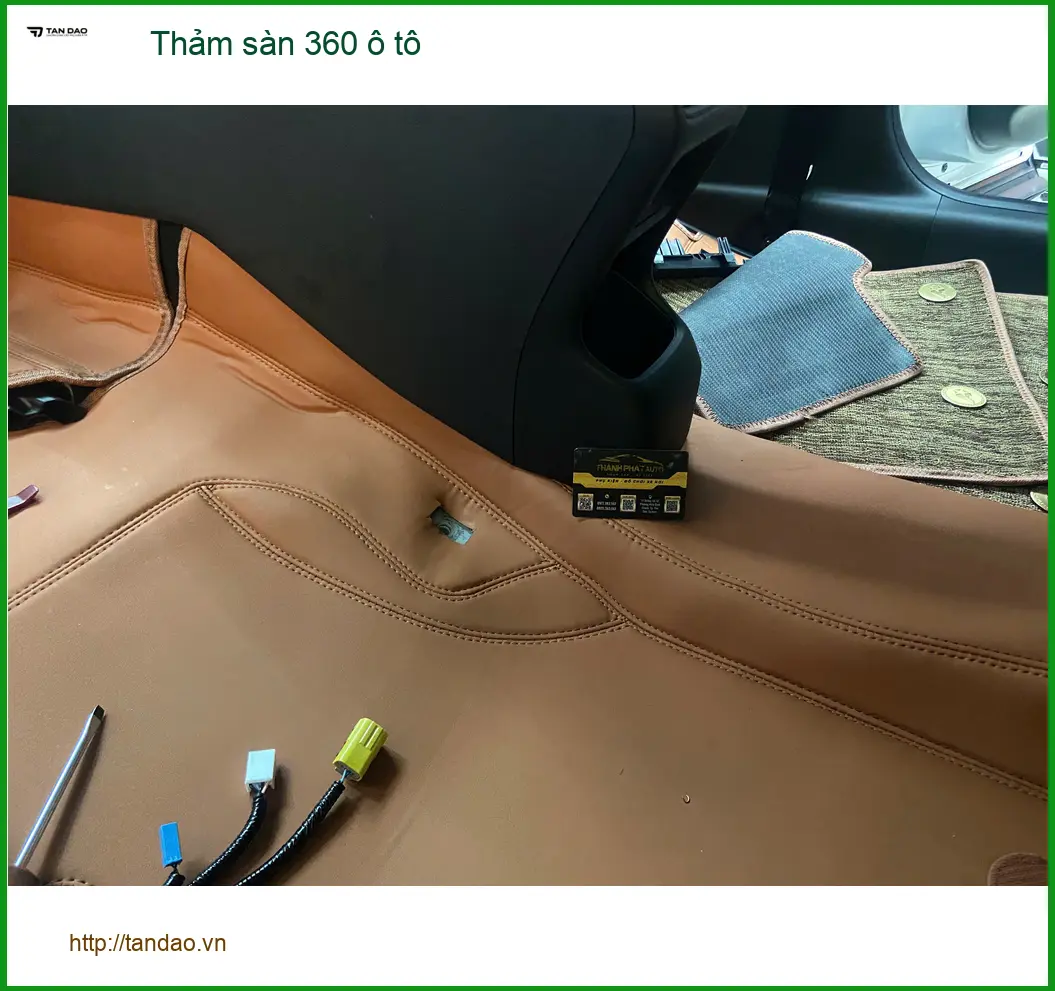 Anh Long lắp thảm sàn 360 ô tô VinFast VF5 ở Bình Tân để sàn xe sạch