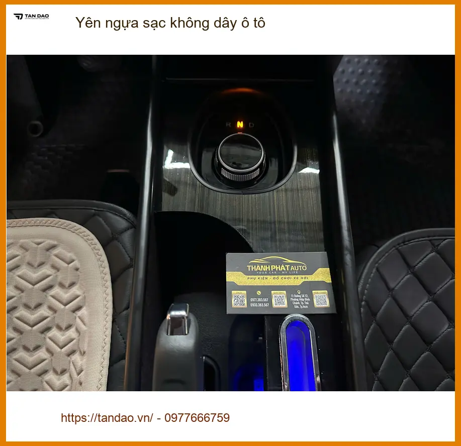 Anh Khải lắp yên ngựa sạc không dây ô tô Honda HR-V tại Quận 9 để tiện sạc điện thoại ảnh thực tế 3