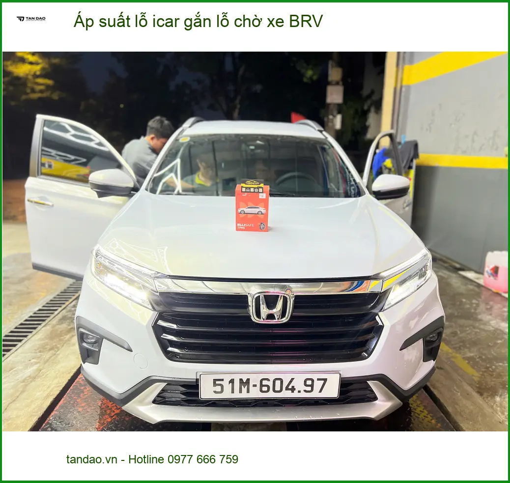 Chú Đạt gắn áp suất lỗ iCar cho BRV tại Hóc Môn vì lo lốp non hơi