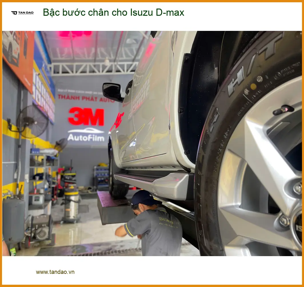 Anh Tấn lắp bậc bước chân cho Isuzu D-max tại Quận 10 giúp gia đình tiện lợi hơn