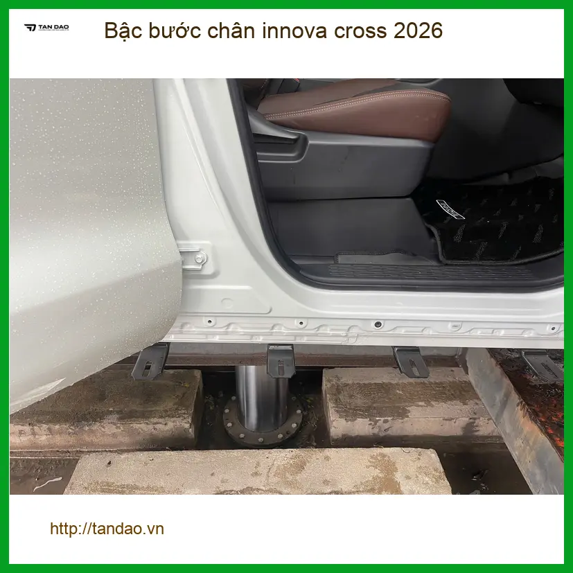 Anh Sơn lắp bậc bước chân Toyota Innova Cross 2026 uy tín Quận 10