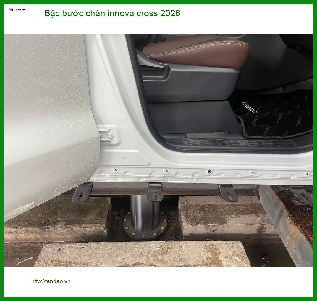 Anh Quốc Anh lắp bậc bước chân Innova Cross 2026 uy tín tại Quận Thủ Đức ảnh thực tế 3