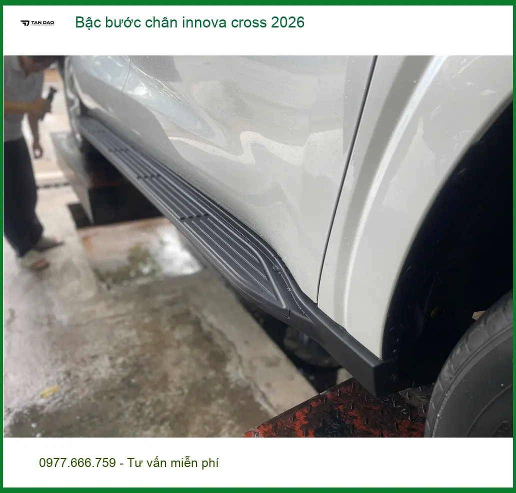 Anh Bình lắp bậc bước chân Innova Cross 2026 Quận 9, xe thêm mạnh mẽ