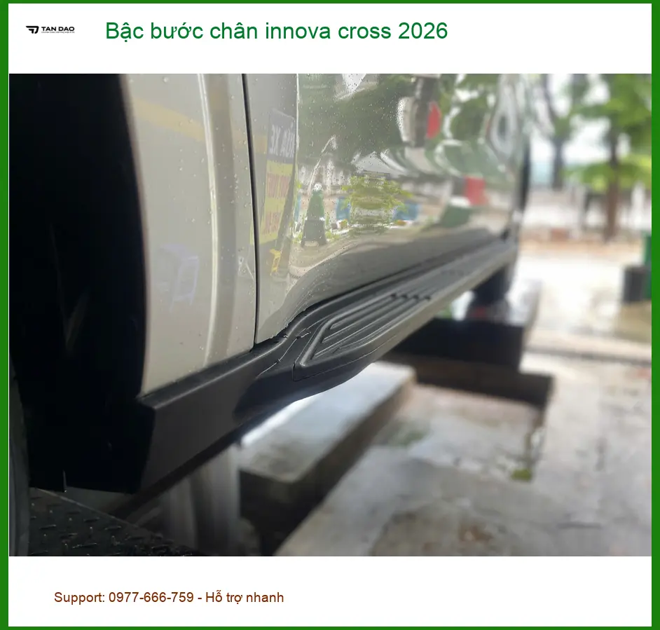 Chị Thảo lắp bậc bước chân Innova Cross 2026 tại Quận 12 để cả nhà lên xuống xe an toàn ảnh thực tế 2