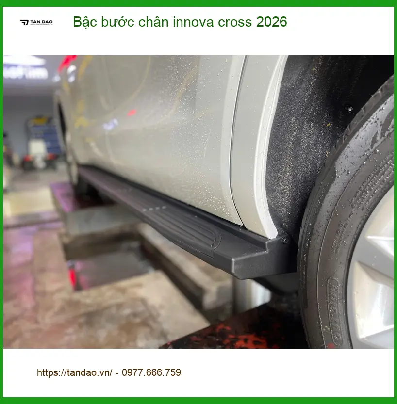 Anh Bình lắp bậc bước chân Innova Cross 2026 Quận 9, xe thêm mạnh mẽ ảnh thực tế 3