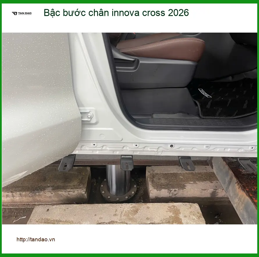 Anh Bình lắp bậc bước chân Innova Cross 2026 Quận 9, xe thêm mạnh mẽ ảnh thực tế 4