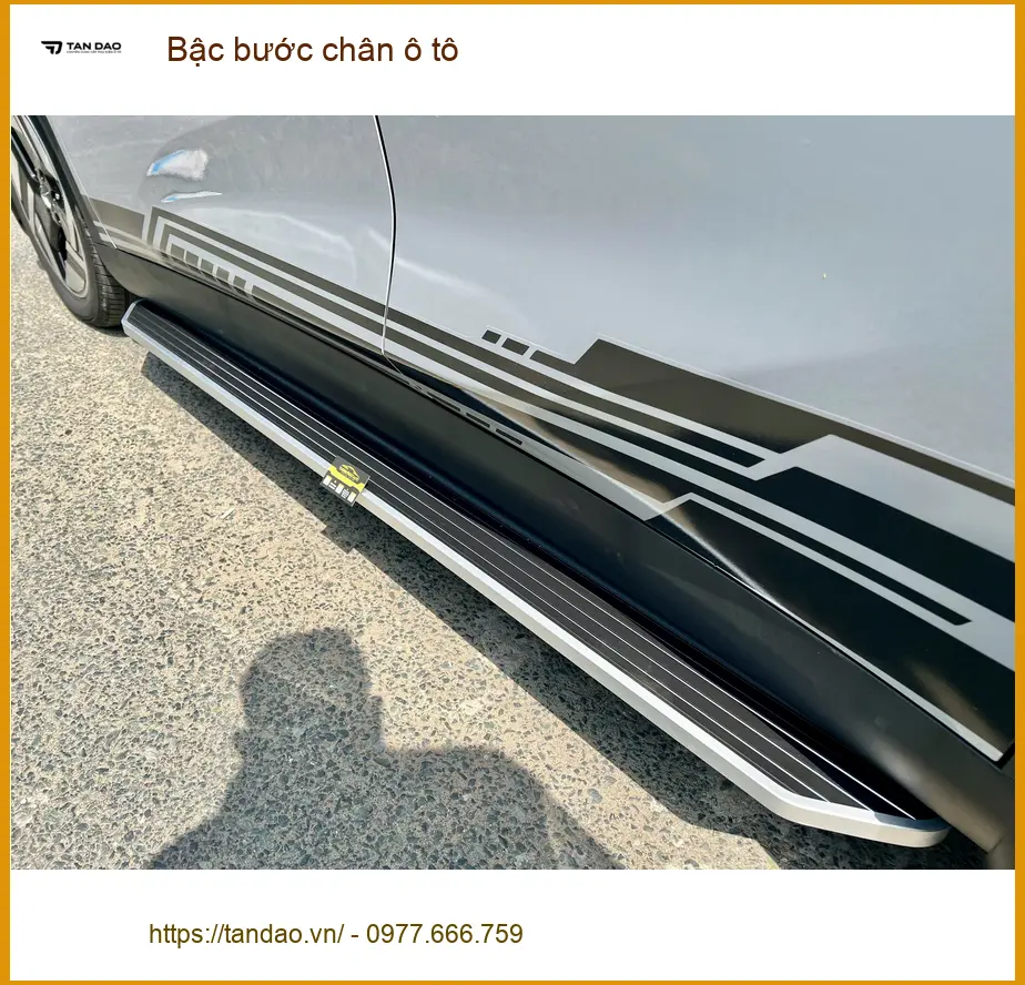Chị Thảo lắp bậc bước chân ô tô cho Ford Everest tại Quận 2