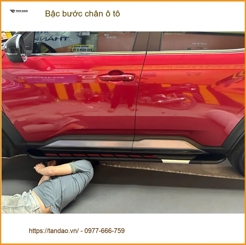 Chú Bảy lắp bậc bước chân ô tô cho Honda CR-V tại Nhà Bè an toàn hơn.