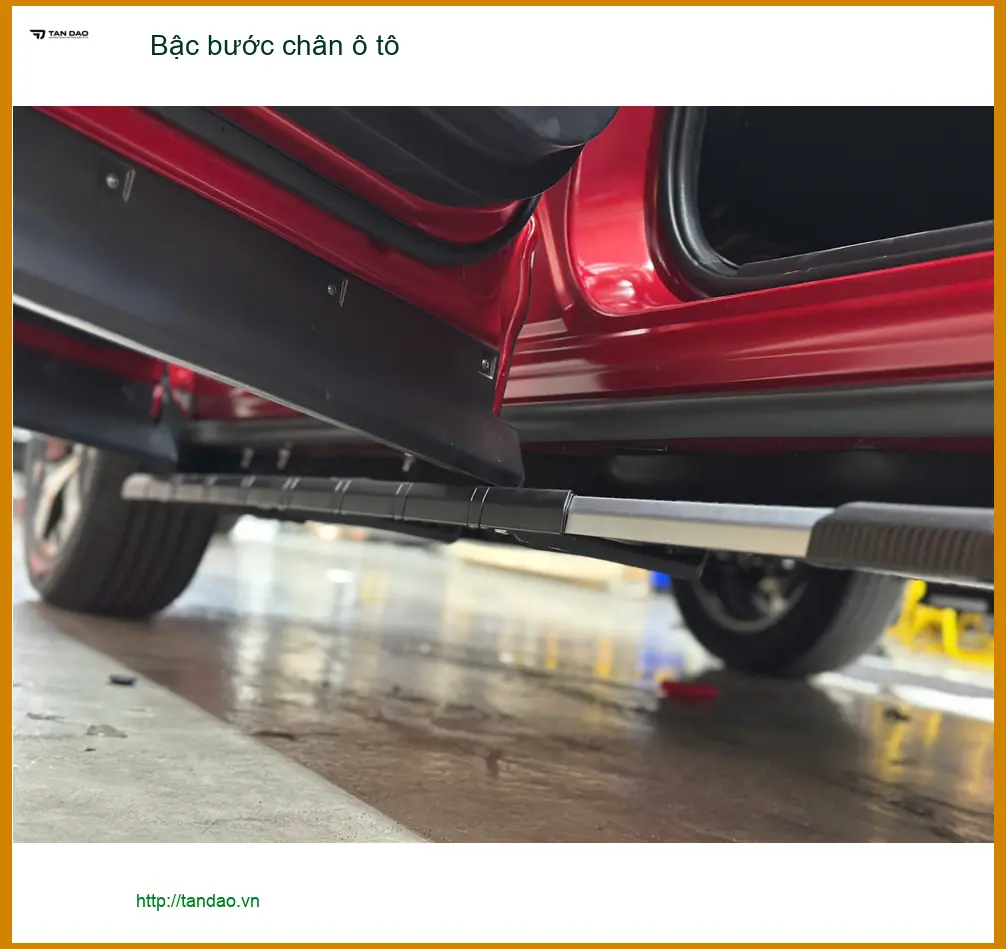 Chị Loan lắp bậc bước chân ô tô cho Ford Everest tại Quận 2 để bé lên xuống xe dễ hơn