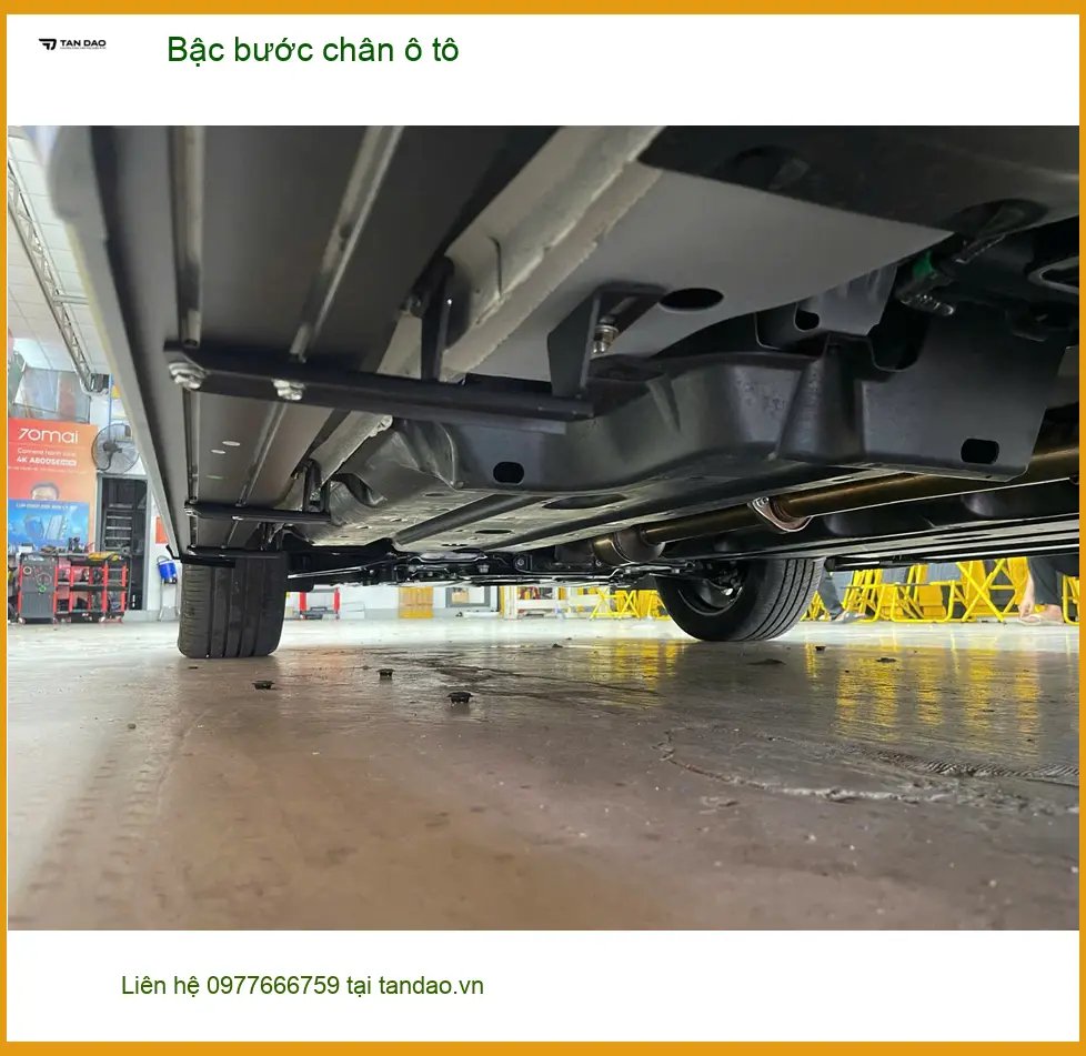 Cô Lan Anh lắp bậc bước chân ô tô Kia Carnival ở Quận 5 cho người lớn tuổi ảnh thực tế 2