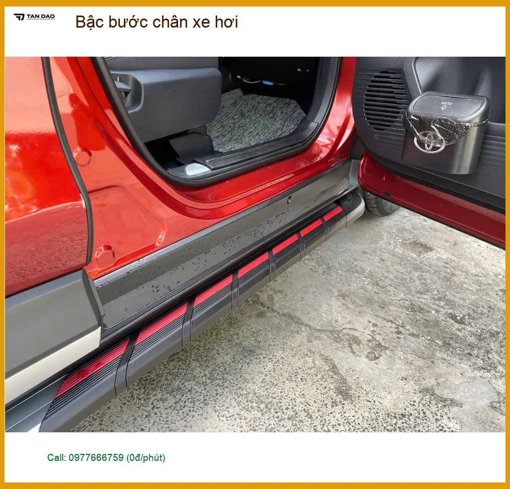 Chị Lan Anh gắn bậc bước chân xe hơi Kia Sorento tại Hóc Môn cho trẻ nhỏ.