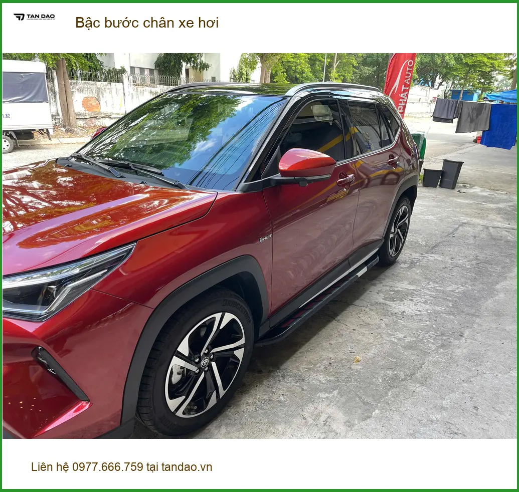 Chị Lan Anh gắn bậc bước chân xe hơi Kia Sorento tại Hóc Môn cho trẻ nhỏ. ảnh thực tế 2