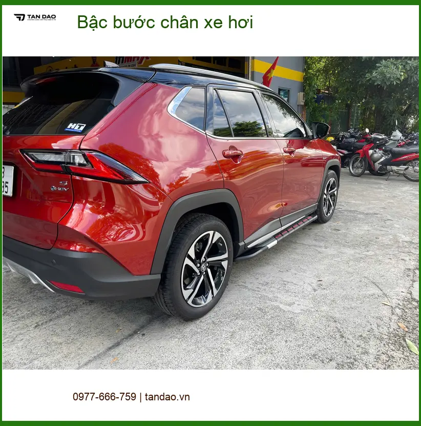 Chị Lan Anh gắn bậc bước chân xe hơi Kia Sorento tại Hóc Môn cho trẻ nhỏ. ảnh thực tế 4