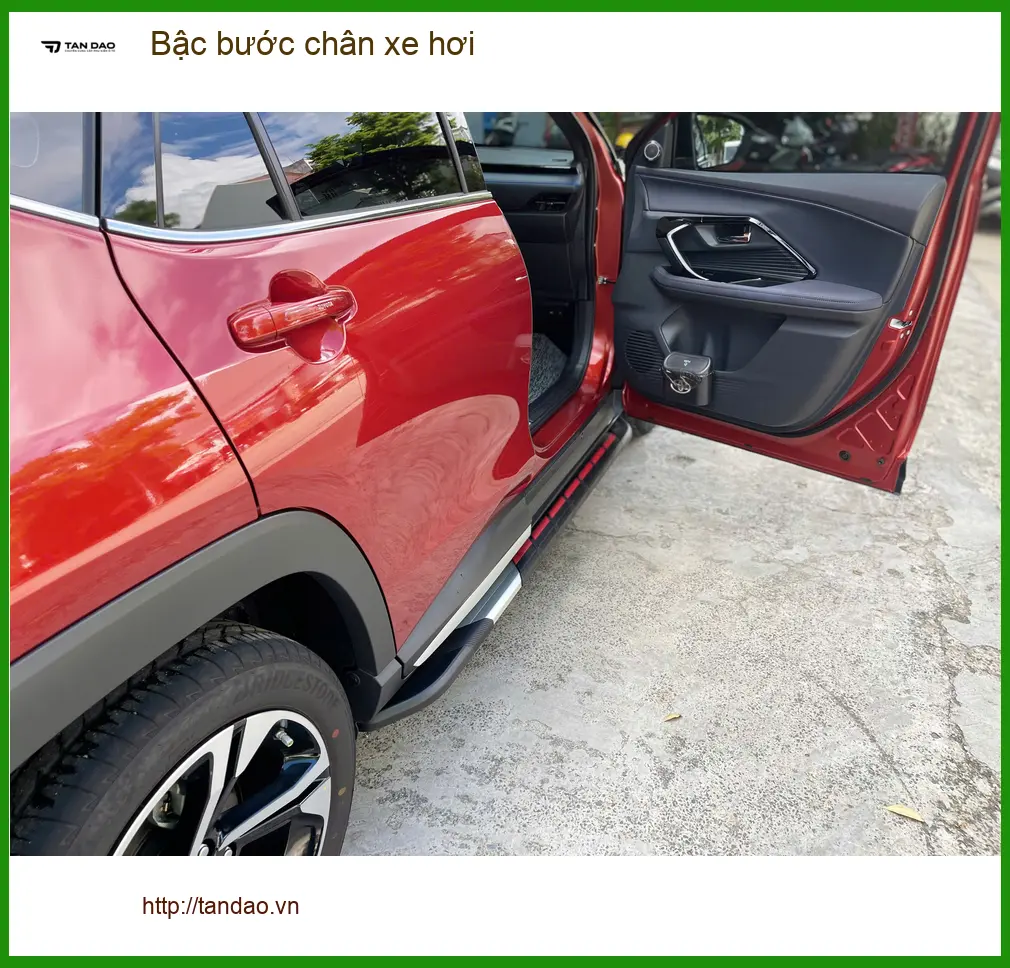 Chị Thảo lắp bậc bước chân xe hơi cho Hyundai Creta tại Quận 8 để lên xuống xe dễ dàng hơn