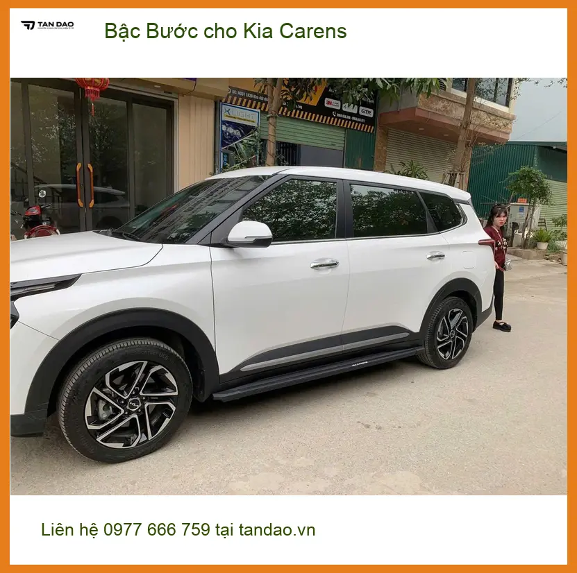 Anh Tấn lắp Bậc Bước cho Kia Carens tại Quận 4 để gia đình tiện lên xuống
