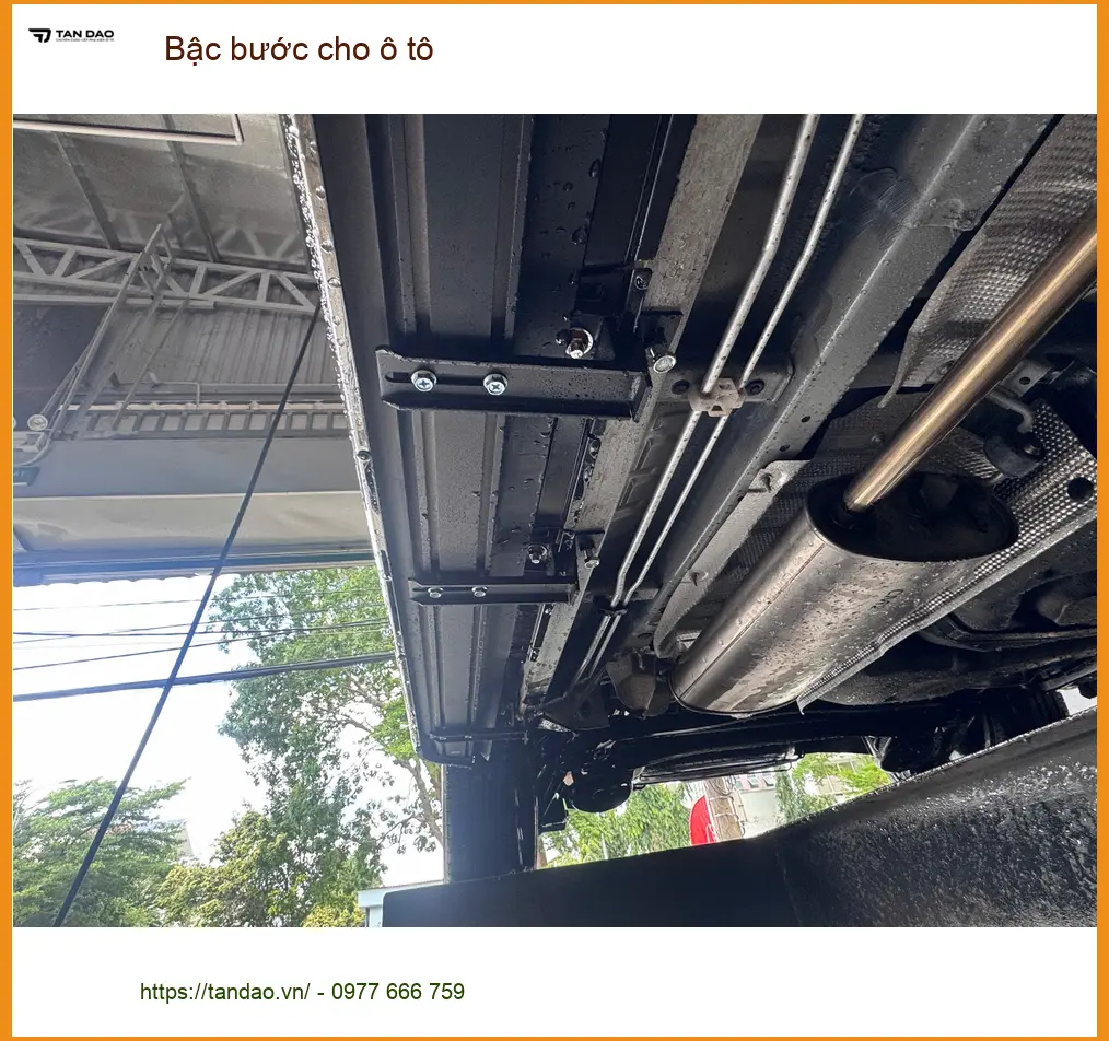 Chị Mai Anh lắp bậc bước ô tô cho Hyundai Santa Fe tại Quận 1 ảnh thực tế 2