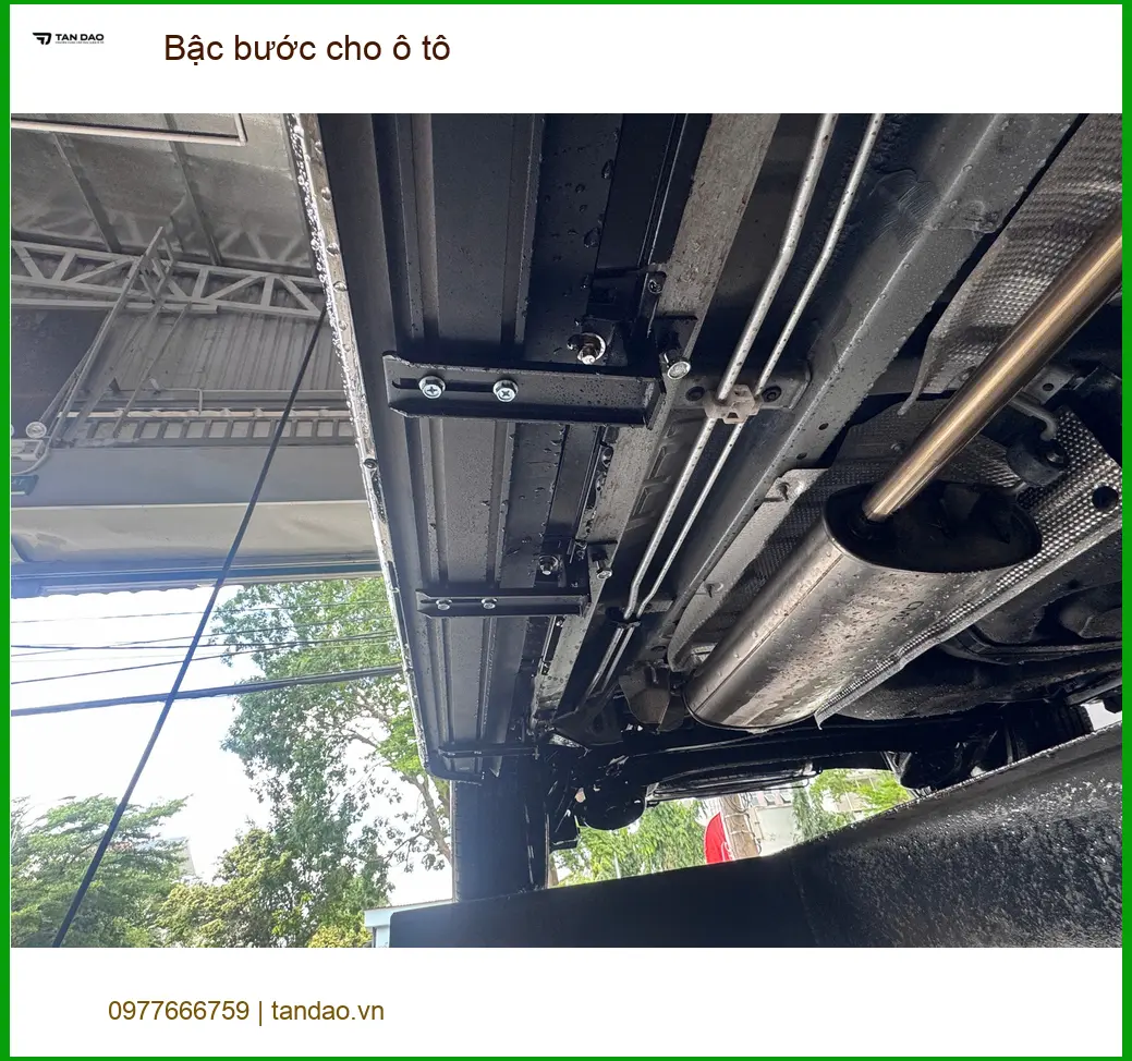 Chú Đông gắn bậc bước cho Mitsubishi Xpander tại Phú Nhuận