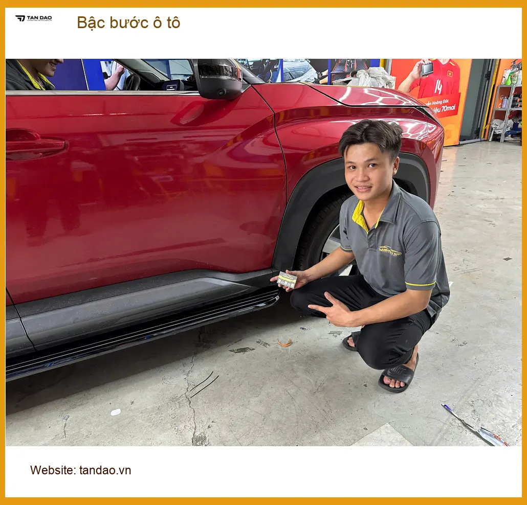Anh Khang lắp bậc bước ô tô Hyundai Santa Fe tại Quận 10 cho gia đình có trẻ nhỏ