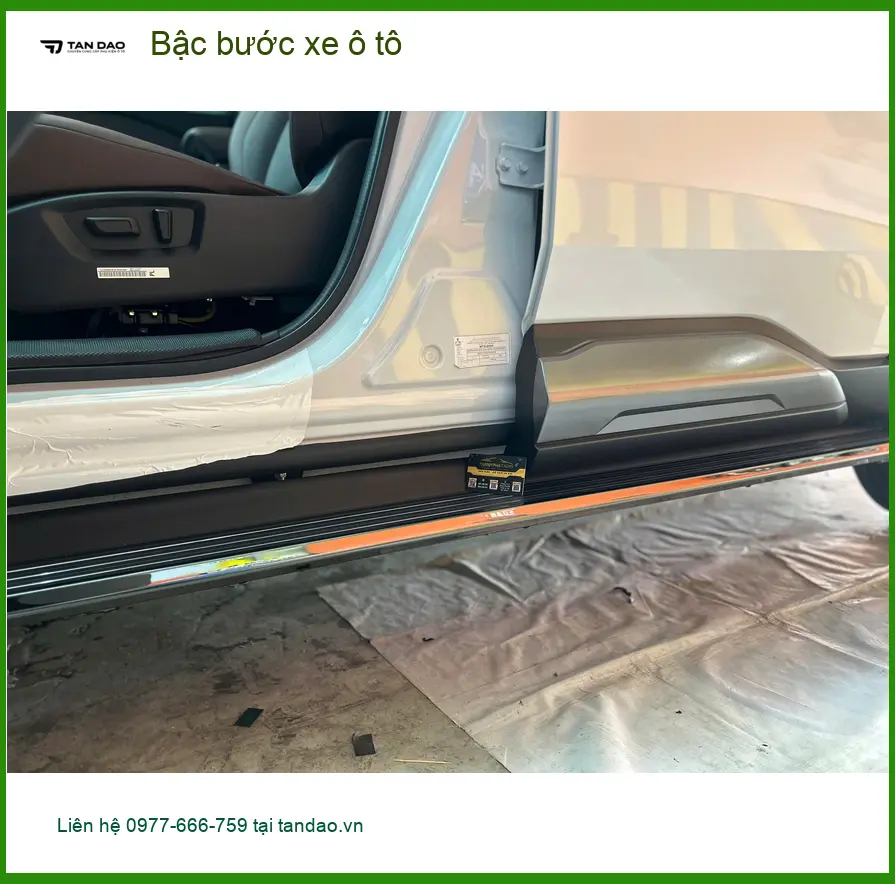 Cô Lan Anh lắp bậc bước xe Hyundai Santa Fe chính hãng tại Quận 8 ảnh thực tế 3