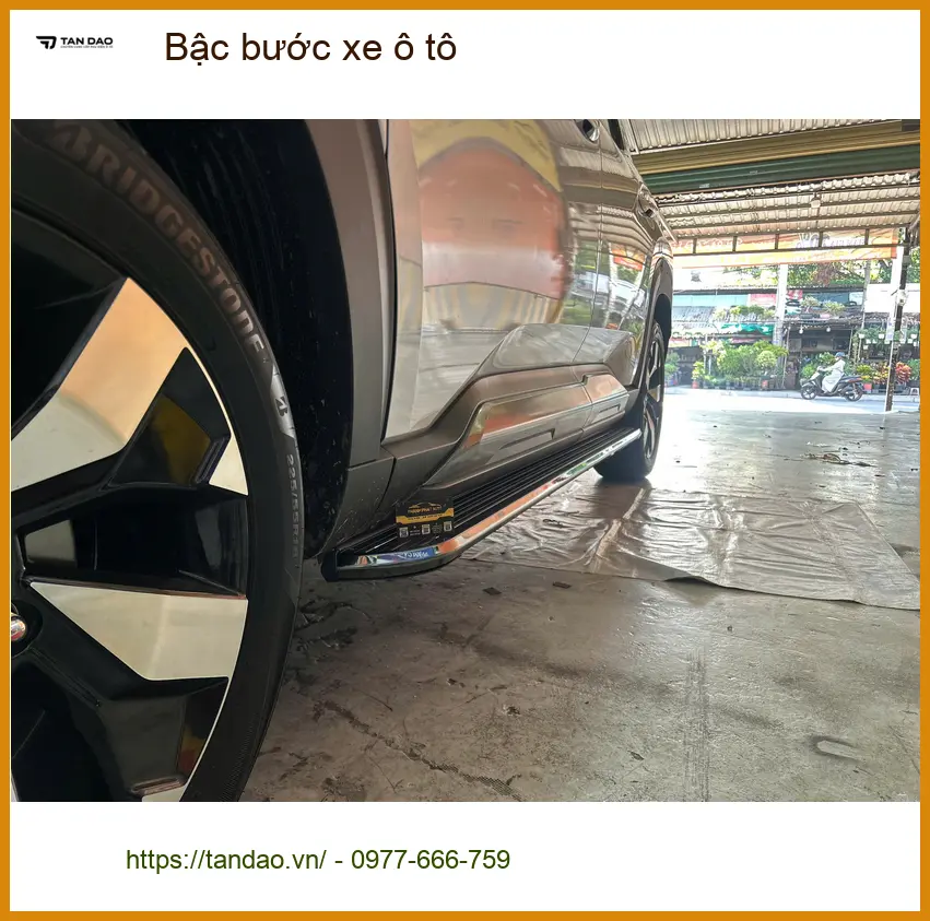 Chị Hương Giang lắp bậc bước xe ô tô Hyundai Santa Fe tại Quận 2 giúp gia đình lên xuống xe an toàn ảnh thực tế 2