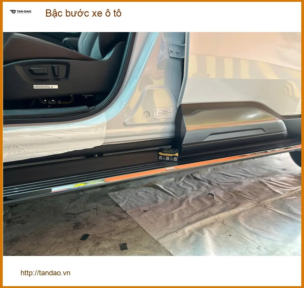 Chị Hương Giang lắp bậc bước xe ô tô Hyundai Santa Fe tại Quận 2 giúp gia đình lên xuống xe an toàn ảnh thực tế 3