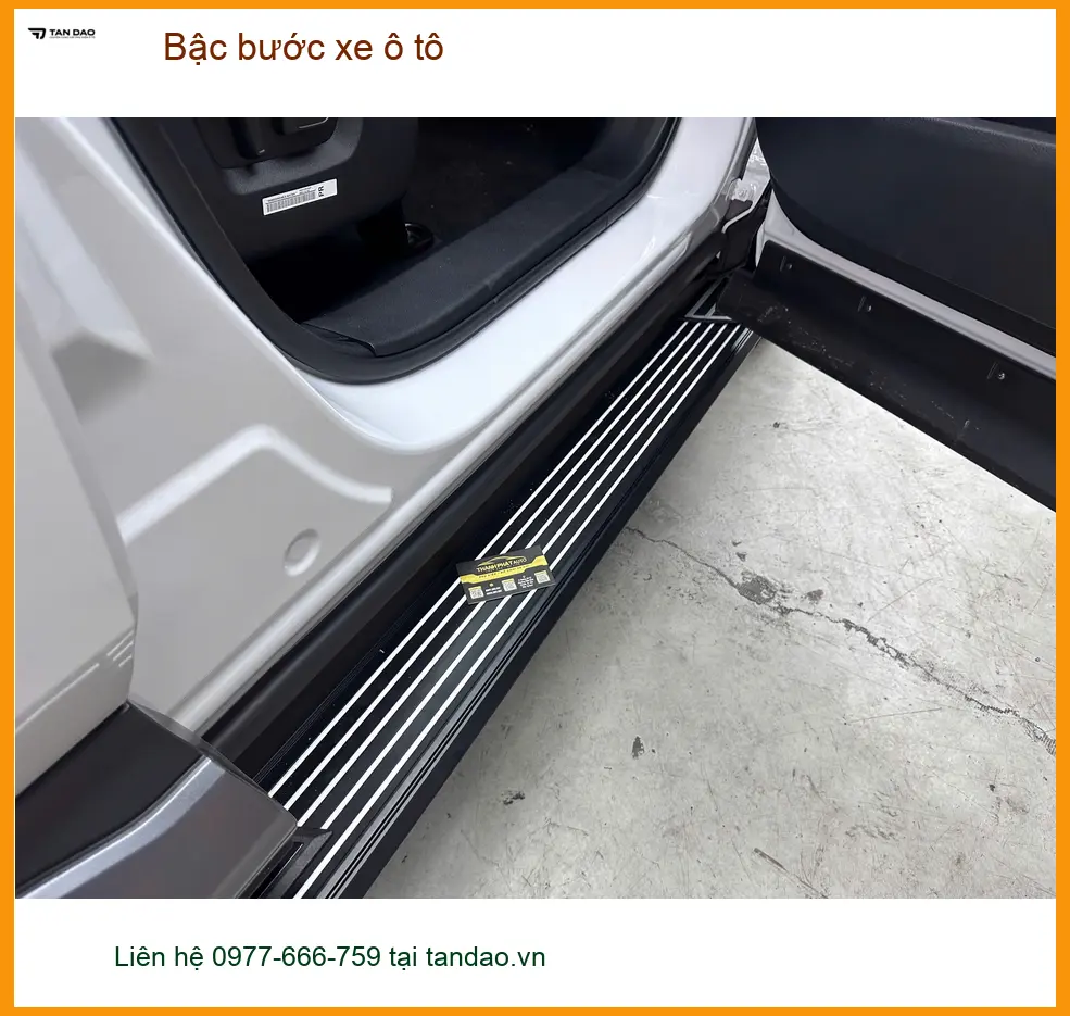 Chị Thảo lắp bậc bước xe Hyundai SantaFe tại Quận 2 cho bé dễ lên xuống.