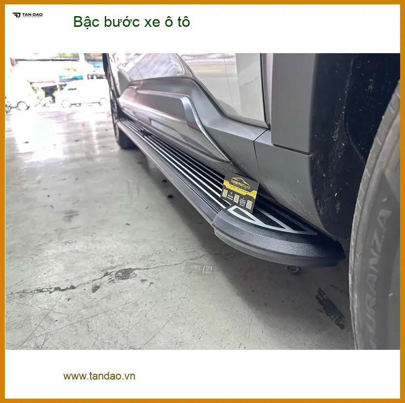 Chị Thảo lắp bậc bước xe Hyundai SantaFe tại Quận 2 cho bé dễ lên xuống. ảnh thực tế 2