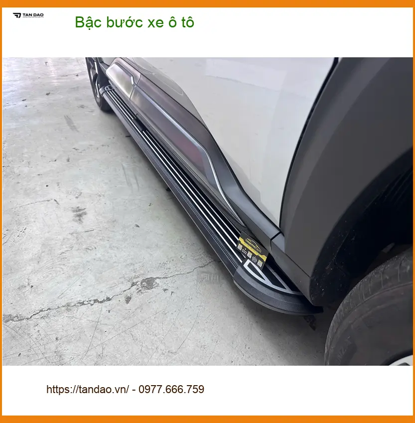 Chị Thảo lắp bậc bước xe Hyundai SantaFe tại Quận 2 cho bé dễ lên xuống. ảnh thực tế 3
