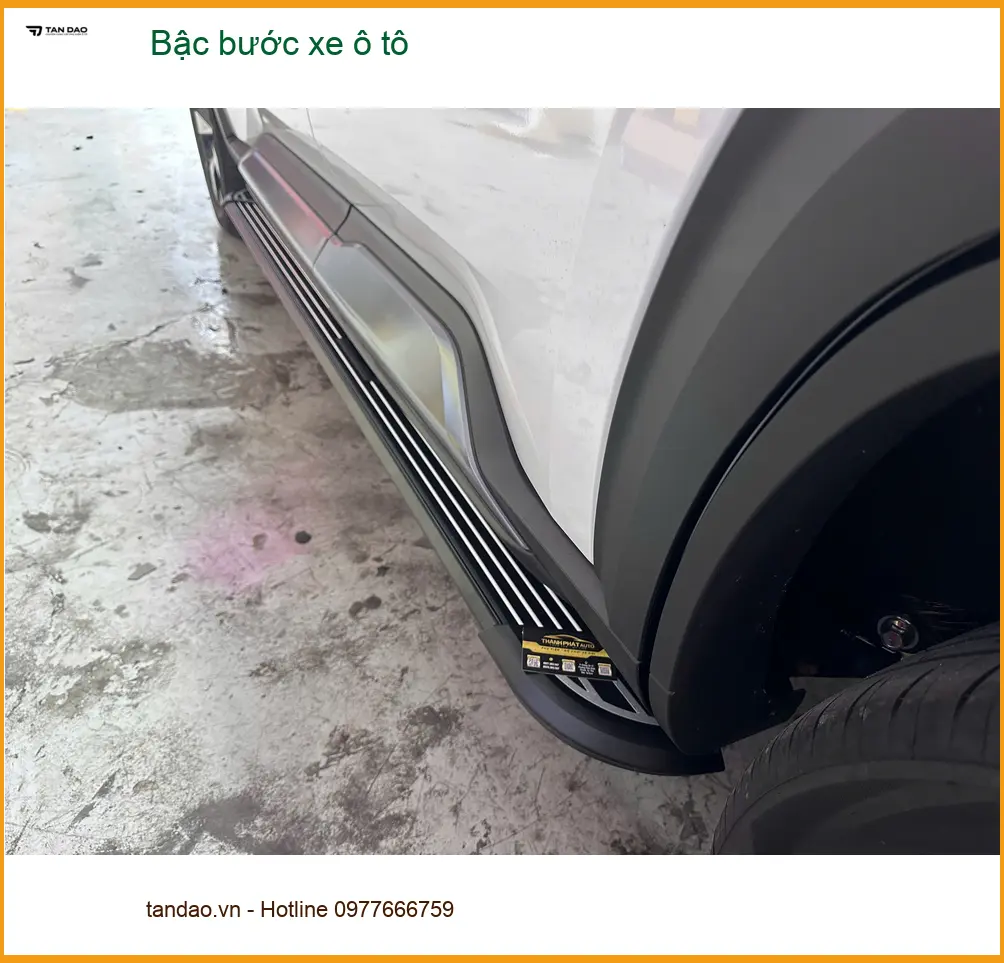 Chị Thảo lắp bậc bước xe Hyundai SantaFe tại Quận 2 cho bé dễ lên xuống. ảnh thực tế 4