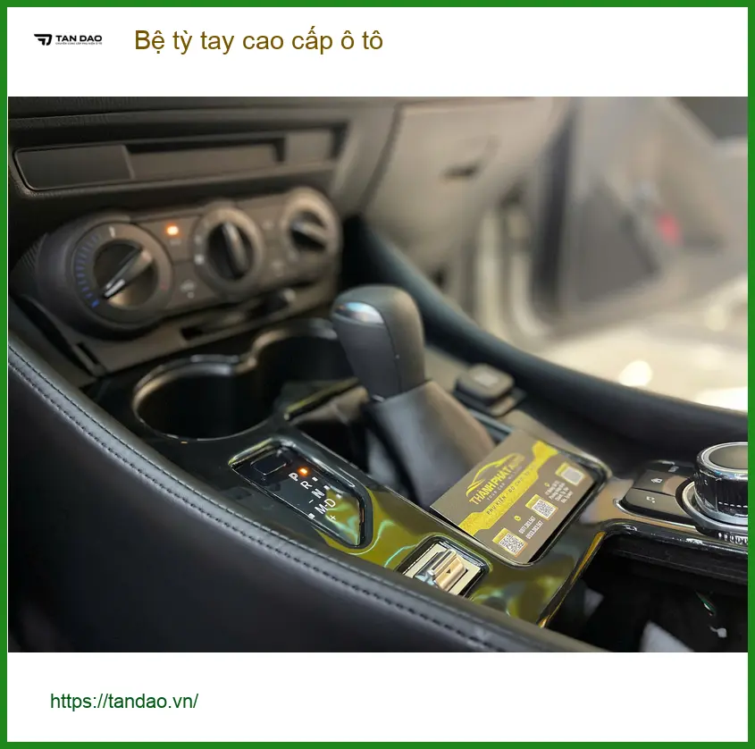Chị Thanh lắp bệ tỳ tay cao cấp ô tô Hyundai Elantra tại Quận Phú Nhuận