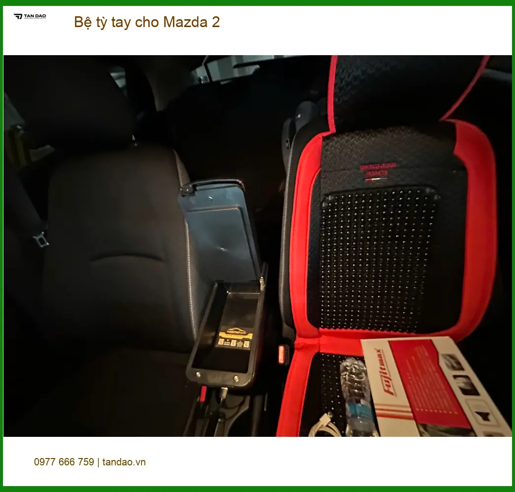 Anh Kiên lắp bệ tỳ tay cho Mazda 2 ở Hóc Môn giúp lái xe đường dài đỡ mỏi