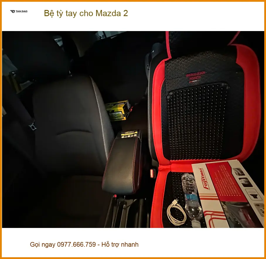 Anh Trọng lắp bệ tỳ tay cho Mazda 2 ở Quận 5 để thoải mái hơn khi lái xe