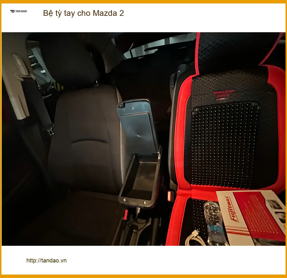 Anh Trọng lắp bệ tỳ tay cho Mazda 2 ở Quận 5 để thoải mái hơn khi lái xe ảnh thực tế 2