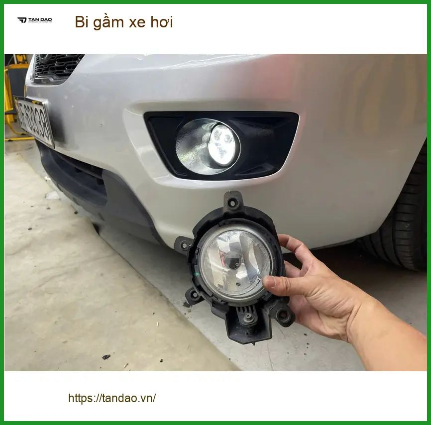 Anh Tấn độ bi gầm xe hơi Hyundai Kona tại Quận 10 vì đèn zin yếu khi trời mưa ảnh thực tế 2
