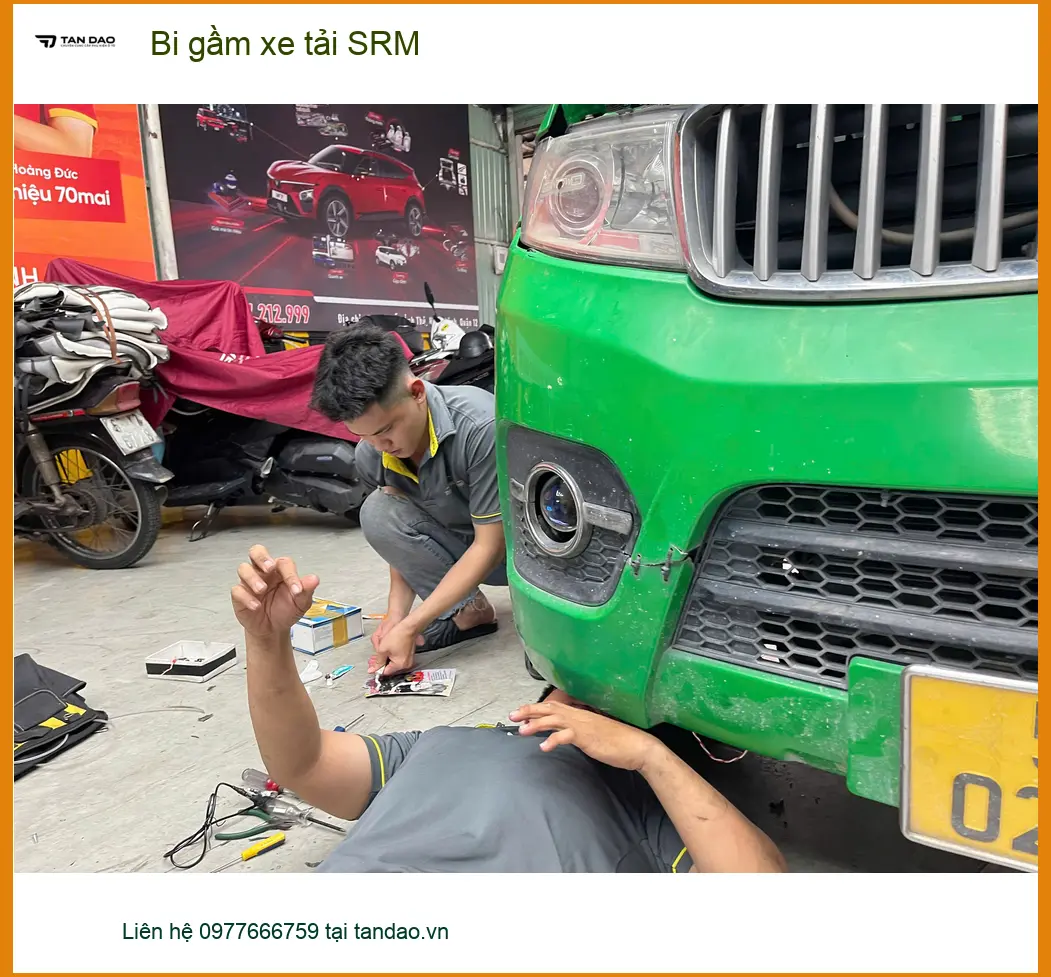Anh Chí Công độ bi gầm xe tải SRM tại Quận 9 vì đèn yếu khi giao hàng đêm ảnh thực tế 3