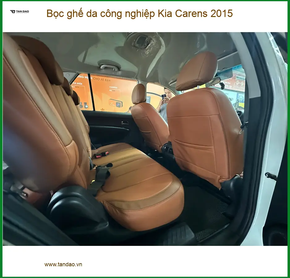 Chú Minh bọc ghế da công nghiệp Kia Carens 2015 tại Quận 3 để nội thất mới mẻ hơn
