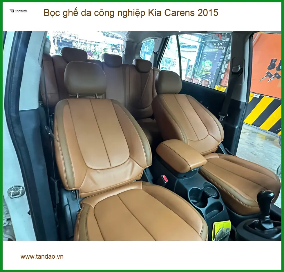 Chú Minh bọc ghế da công nghiệp Kia Carens 2015 tại Quận 3 để nội thất mới mẻ hơn ảnh thực tế 2