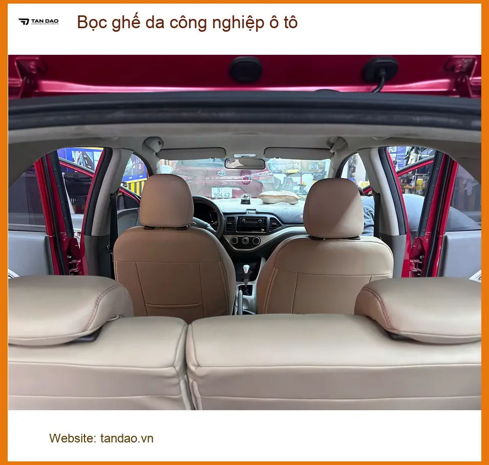 Chị Thanh Hoa bọc ghế da công nghiệp ô tô Suzuki XL7 ở Quận Thủ Đức.