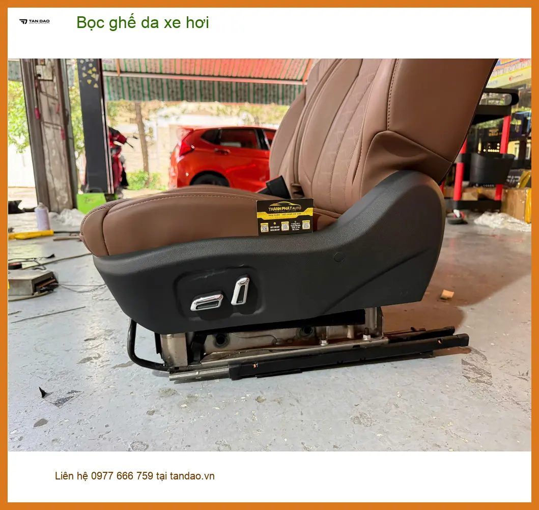Cô Thanh bọc ghế da xe hơi Toyota Camry tại Quận 5 vì nội thất cũ xuống cấp ảnh thực tế 2